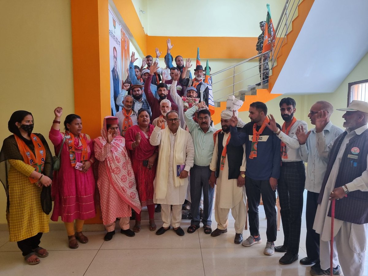 Interacted with Kisan Morcha of #Poonch. #Gujjar and #Bakarwal brothers of Poonch District also attended the meeting at the BJP Office. STs of #Jammu & #Kashmir are with @BJP4India and thankful for Political Reservation.