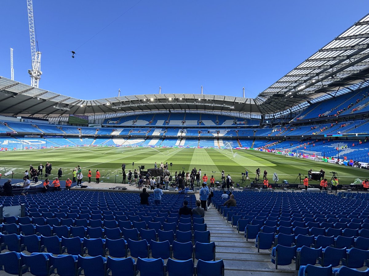 Chegou o dia! Se vencer, Man City se torna o 1° clube da história do Campeonato Inglês a ganhar 4 títulos seguidos. De Bruyne era dúvida, mas vai pro jogo. Ederson fora. Despedida de David Moyes, técnico que conquistou a 1ª taça para o West Ham em 43 anos. Alegria em estar aqui…