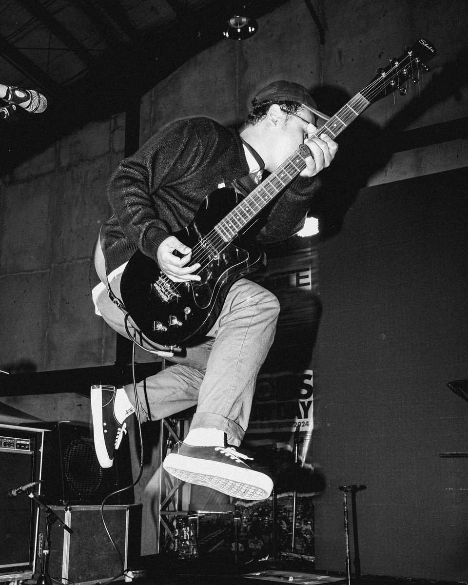 It’s that energy that moves us! The Roots of Rock.

#Repost @prabpagandhi 📷: @rakasyah.reza
#silvertoneguitars #silvertone1303 #therootsofrock #beapartofhistory #electricguitar #beyourselfisgoodforyou