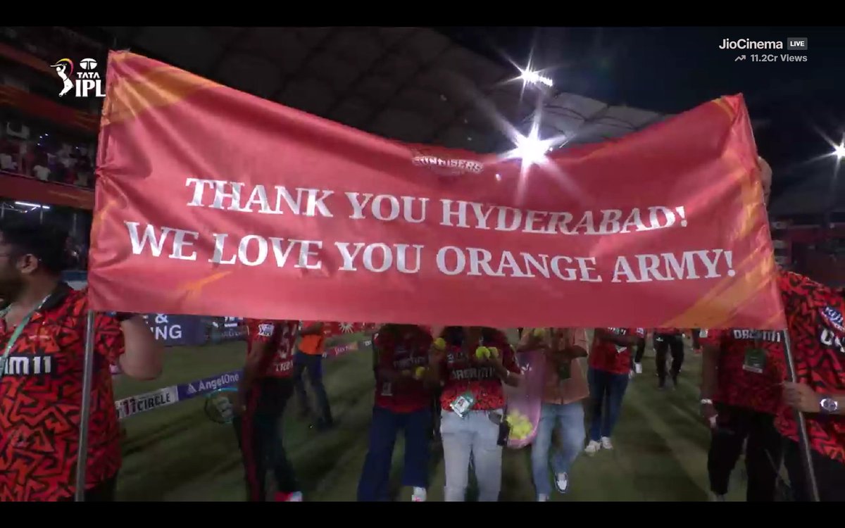 Sunrisers Hyderabad players thanking the fans for the support. ❤️