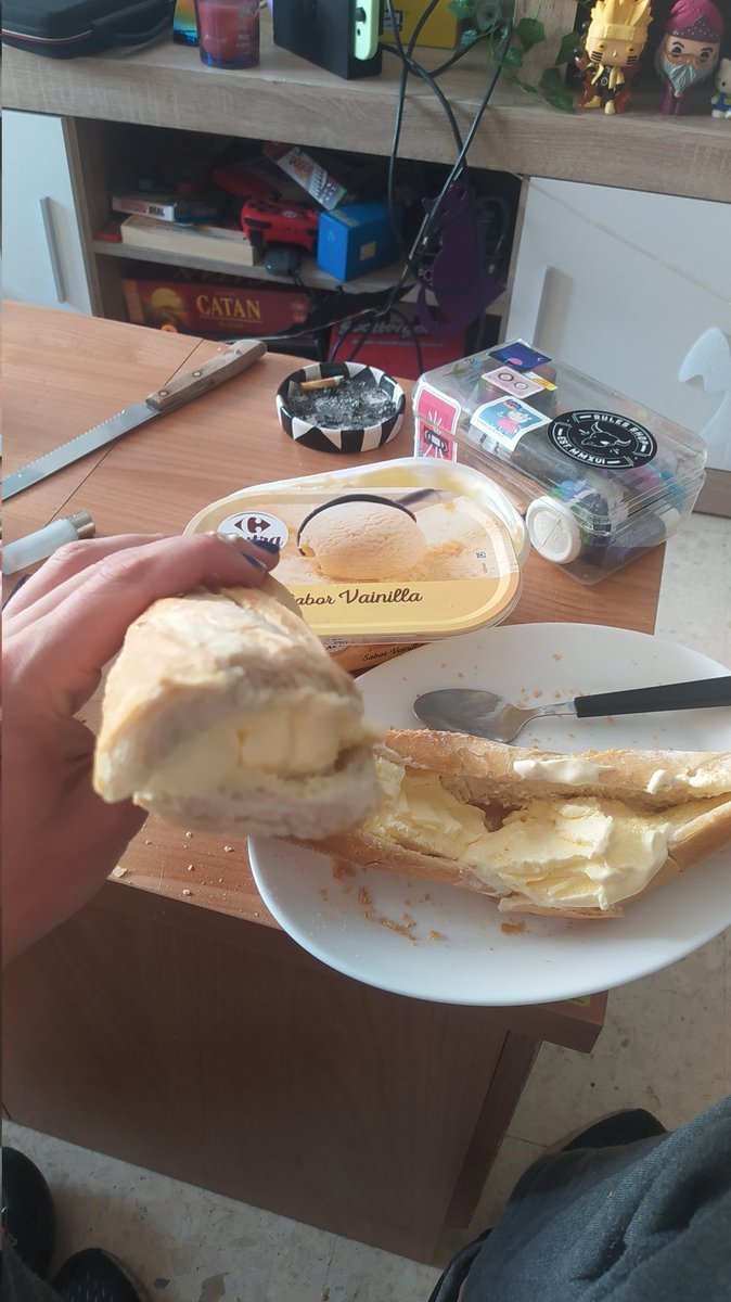 estegomanu's tweet photo. Bocadillo de helado de vainilla para la resaca https://t.co/z5INtGgSyE