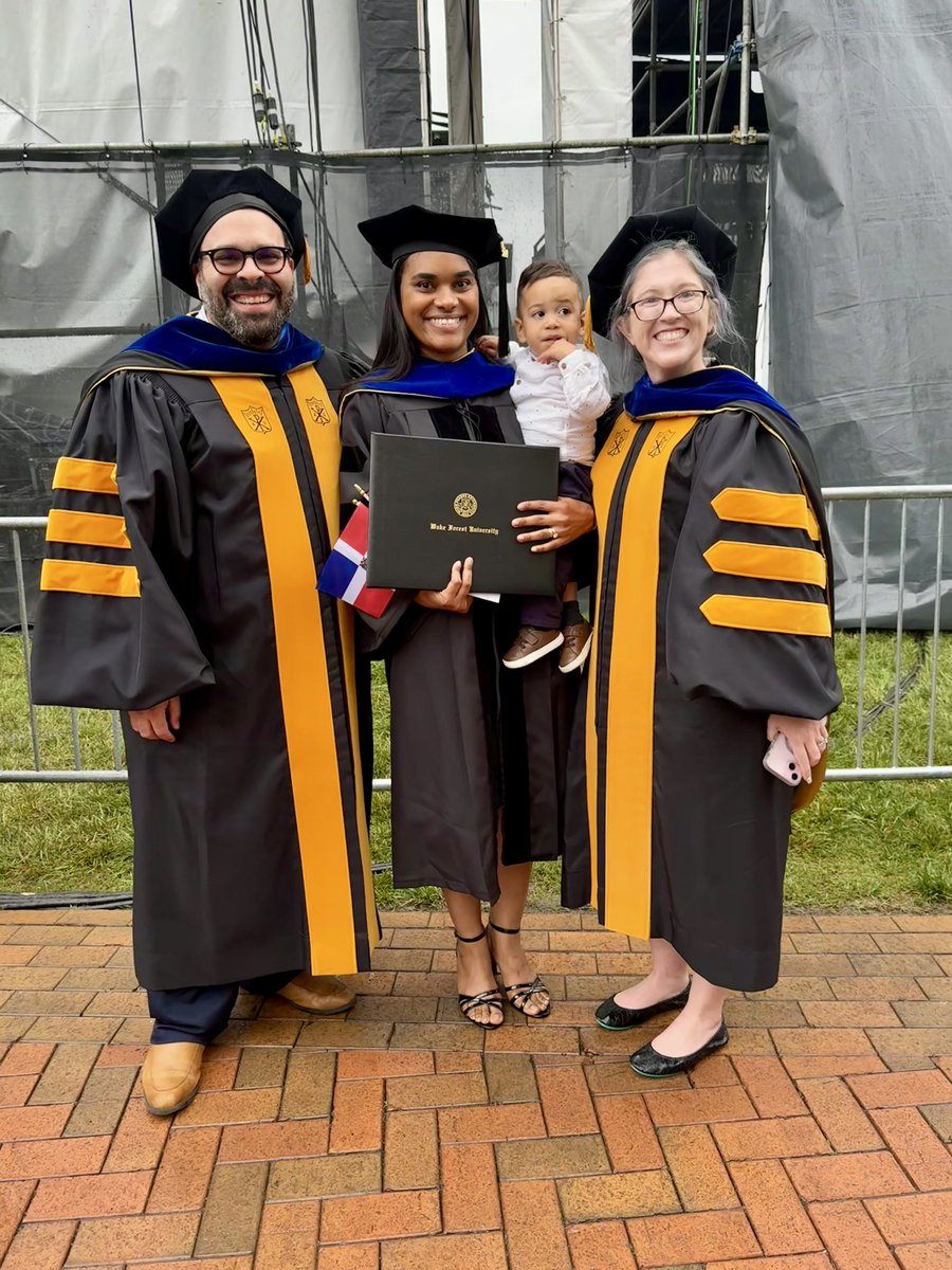 Very special day yesterday hooding Dr. Yismeilin R Feliz-Mosquea 🇩🇴🇵🇷 ( co-mentored by @KLCookLab ). We are very proud of all her accomplishments and excited for her future @WakeIPP @wakeforestmed @WakeCancer