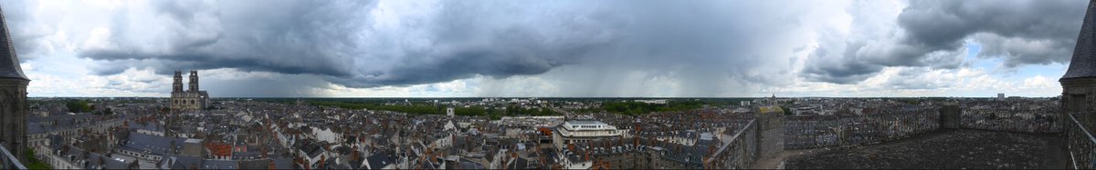 Comme hier, le Loiret est touché par des #orages. Cette webcam met en évidence la présence de deux cellules orageuses qui circulent dans le secteur d'Orléans (🎥skaping.com)