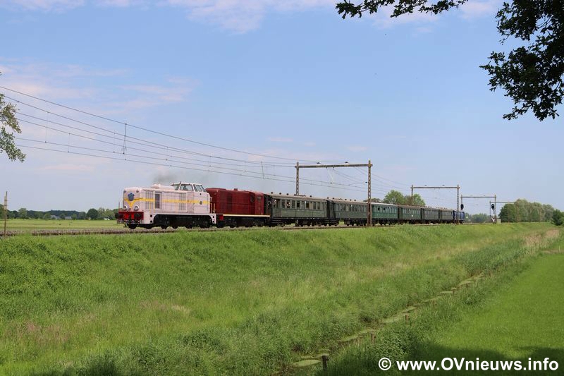 In beeld: Met de VSM 2530 en de 2459 de hoofdbaan op - mp-produktie.nl/2024-05-19_Met…

#VSM #Diesellocomotief #Dieseltreinen #Treinspotten #Treinspotter #Treinennieuws #OVnieuws #Museum #Musea #UitTip #Veluwe #Beekbergen #Lieren #Apeldoorn #Treinleven