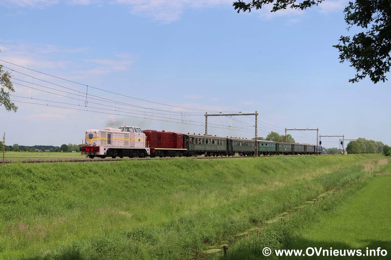 In beeld: Met de VSM 2530 en de 2459 de hoofdbaan op - mp-produktie.nl/2024-05-19_Met… #VSM #Diesellocomotief #Dieseltreinen #Treinspotten #Treinspotter #Treinennieuws #OVnieuws #Museum #Musea #UitTip #Veluwe #Beekbergen #Lieren #Apeldoorn #Treinleven