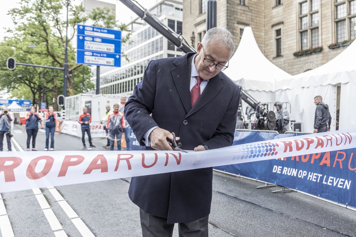 Maandag komen de teams van de #Roparun binnen op de Coolsingel. Met de jaarlijkse estafetteloop van ruim 500 km halen zij geld op voor mensen met kanker. 👏 🙏 Ga jij deze helden onthalen op de eindstreep? Praktische info: roparun.nl. En volg @Stg_Roparun.