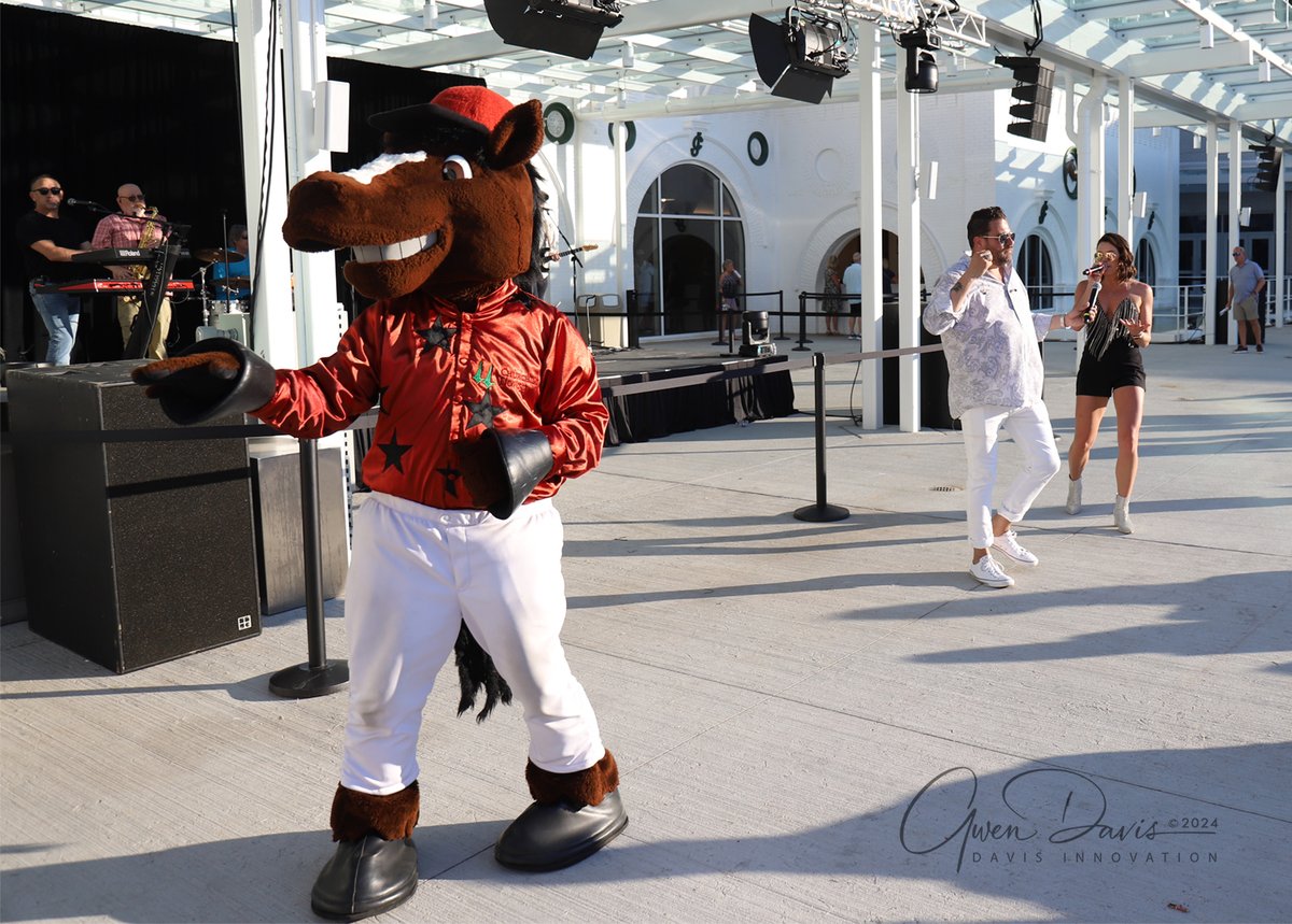 InnovationDavis's tweet photo. A little Churchill Charlie appreciation post from last evening's @ChurchillDowns #DownsAfterDark festivities. Entertaining fans and 'hoofin' with the R&B sounds of Soul Circus! Fun night! https://t.co/3yQjQAimND