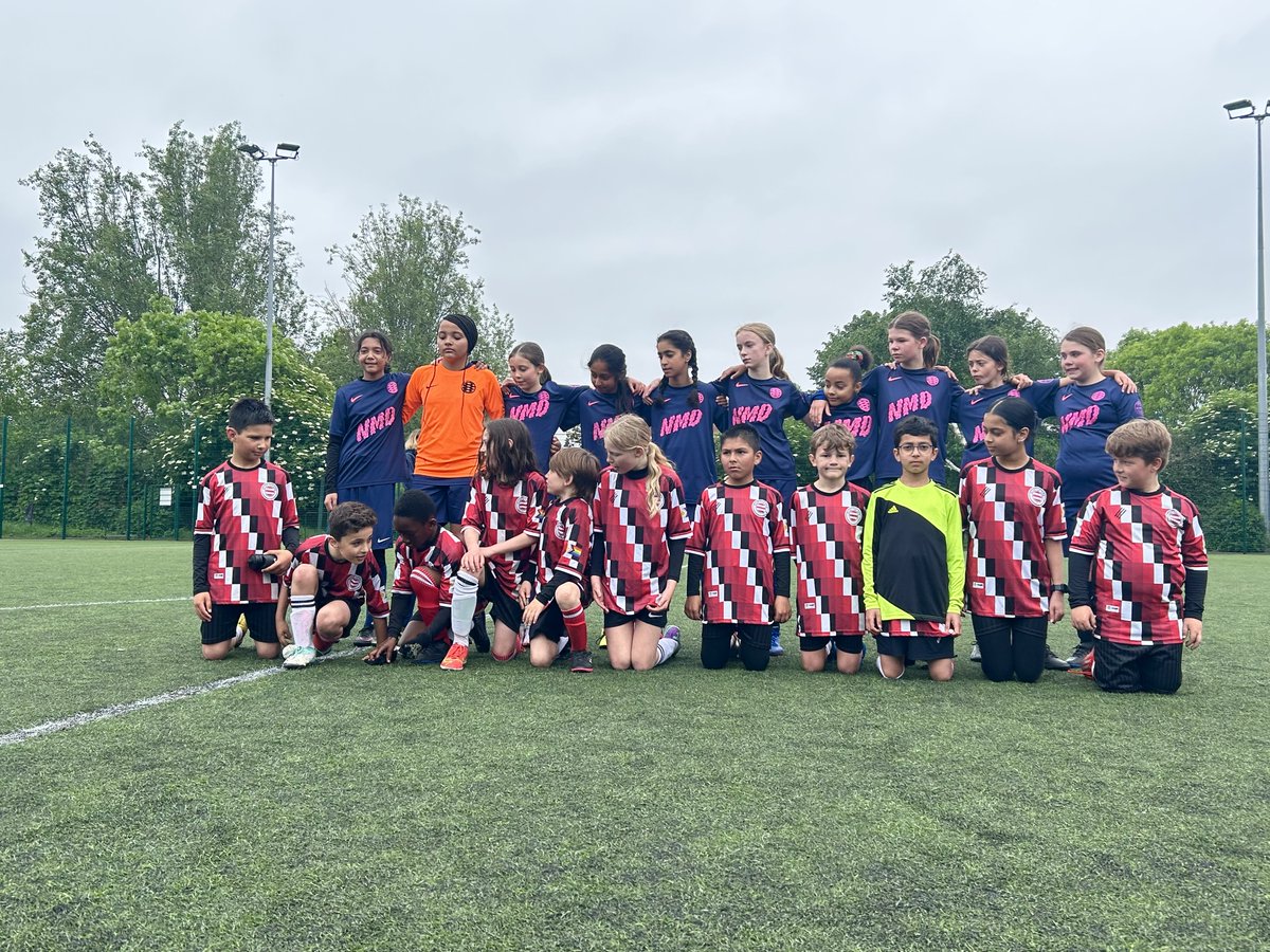 A great end-of-season friendly yesterday between @limehouselaces girls' under 12s and Clapton CFC U10 mixed with U12 girls 💪