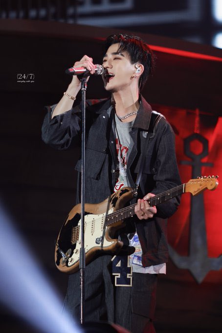 liilyvan's tweet photo. After this concert please take care your health na baby 🖤🎸you still the best 👍🧎‍♀️🌓 
LOL2024D2 X PERTHCHIMON 

#perthcimon #LOLFANFEST2024 #lolfanfest2024d2 https://t.co/YtgXhbxTAG