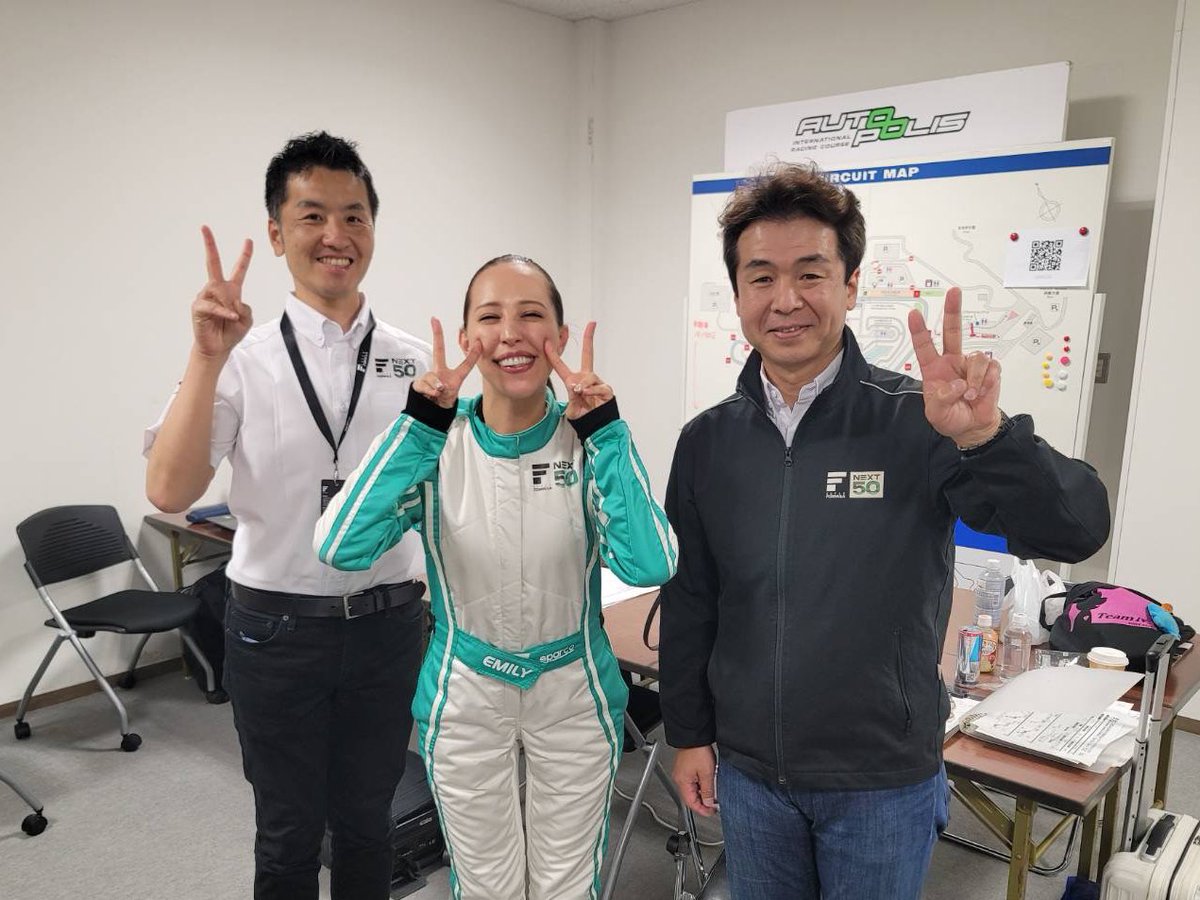 Emily様 ピースじゃなくて、Rd.2✌️笑 本番も、休憩中も、移動中も、ご飯中も