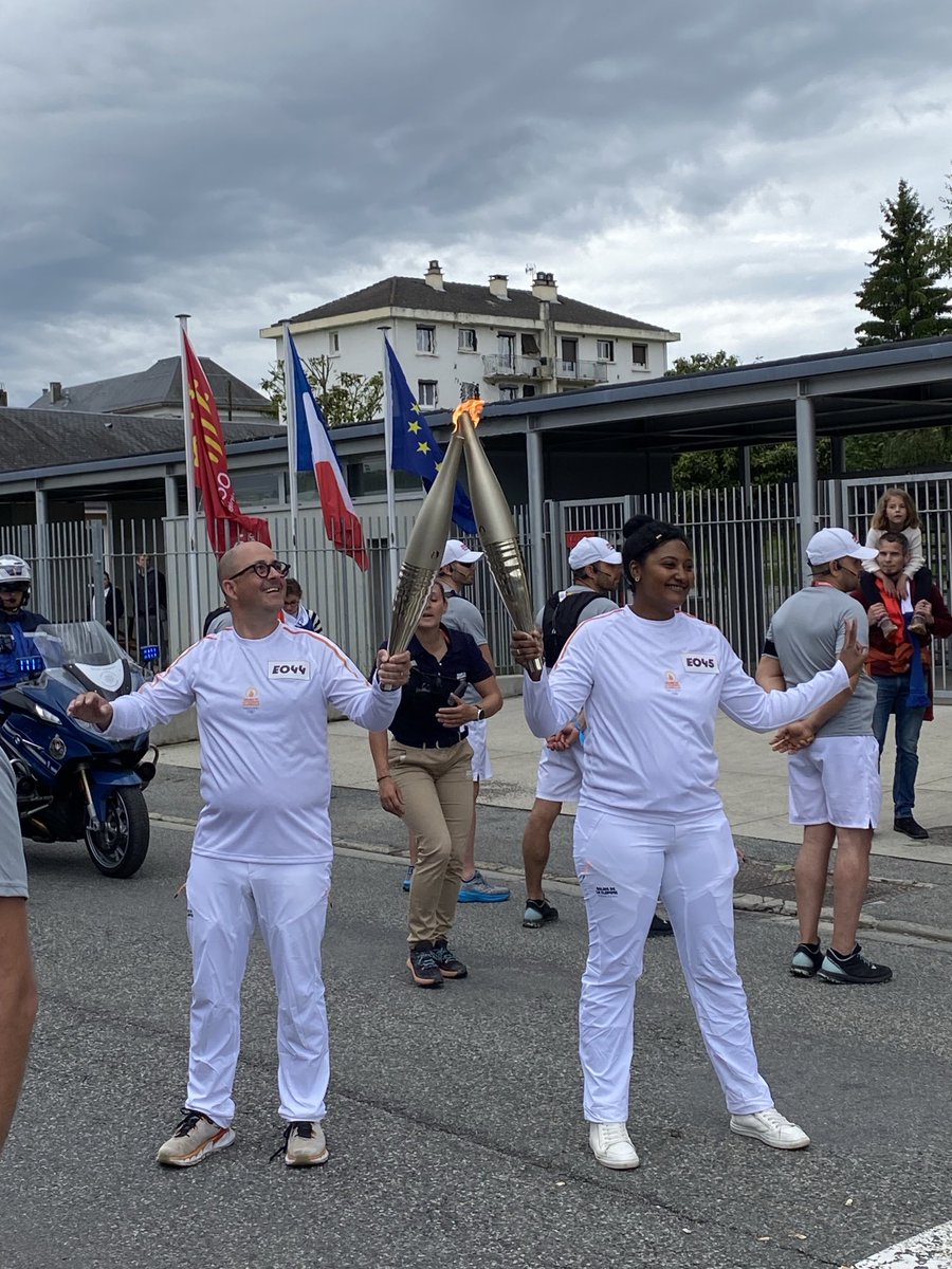 Quel symbole ! Passage et relais de la 🔥 olympique face à notre lycée si sportif. Citius, altius, fortius. <a href="/Paris2024/">Paris 2024</a> ⁦<a href="/DSDEN65/">IA-DASEN 65</a>⁩ ⁦<a href="/actoulouse/">Académie de Toulouse</a>⁩