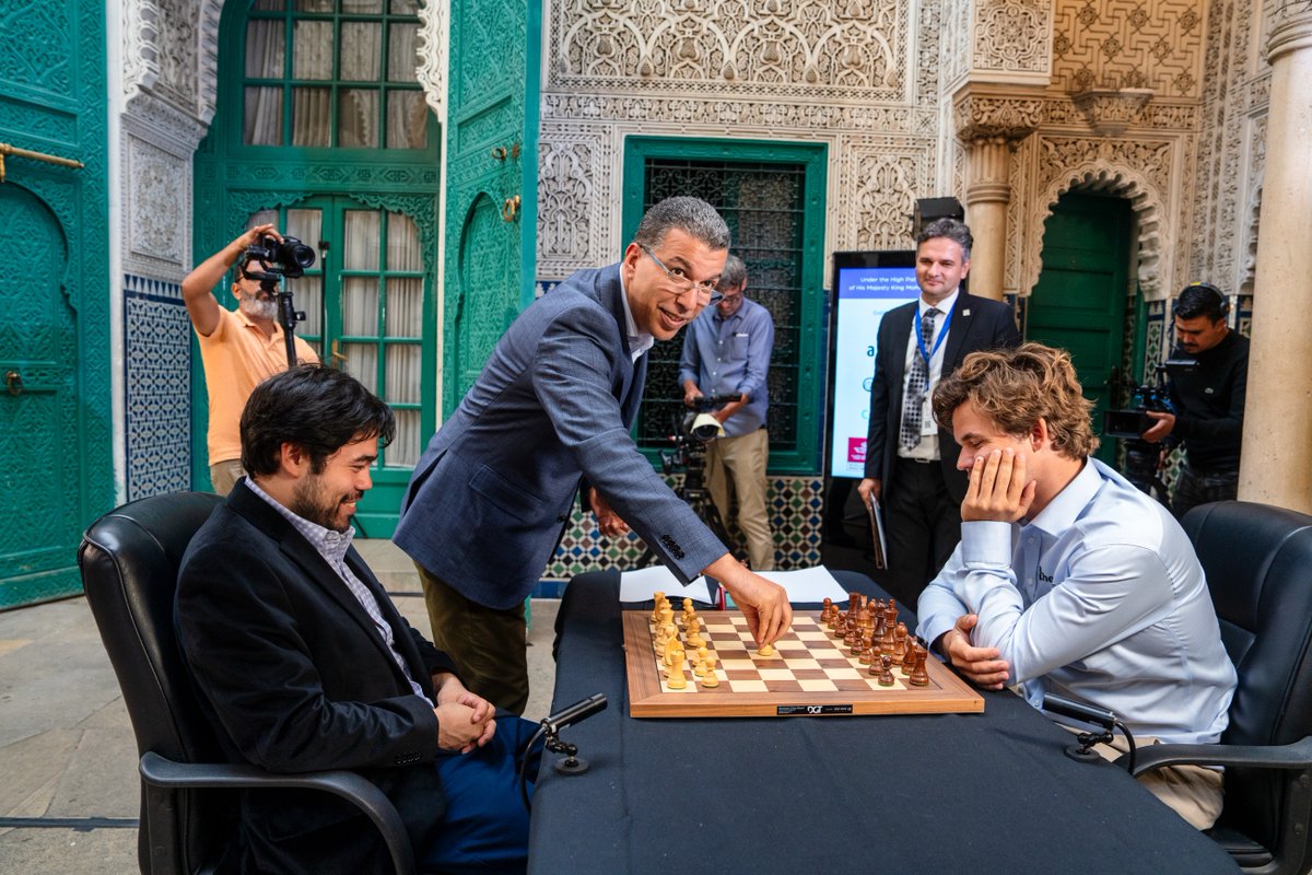 The CEO of the Casablanca Stock Exchange @BoursedeCasa, @SENHAJITarikBdC, made the ceremonial first move on Day 1 of the Casablanca Chess Rapid Tournament. 📷 Maria Emelianova