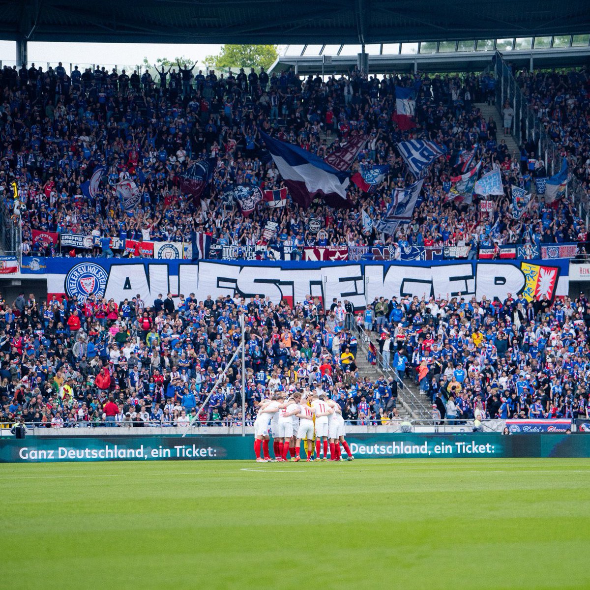 ⏸️ À la pause, c’est Holstein Kiel qui réalise le meilleur coup !

Grâce à leur avances 2-0 contre Hannover, et grâce au résultat du St Pauli, Holstein Kiel est virtuellement CHAMPION !

En menant face à St Pauli, Wiesbaden est barragiste ! #wiefcsp #2liga #H96KSV