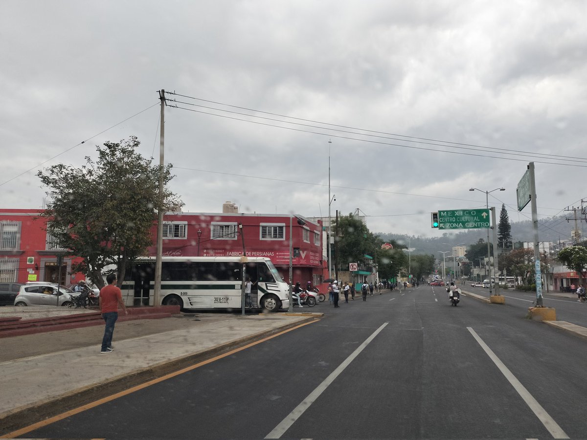 #RivacVial Afectación a la circulación sobre Pino Suárez esq. Héroes de Chapultepec por paso de carrera atlética #precaucion conductores #Oaxaca