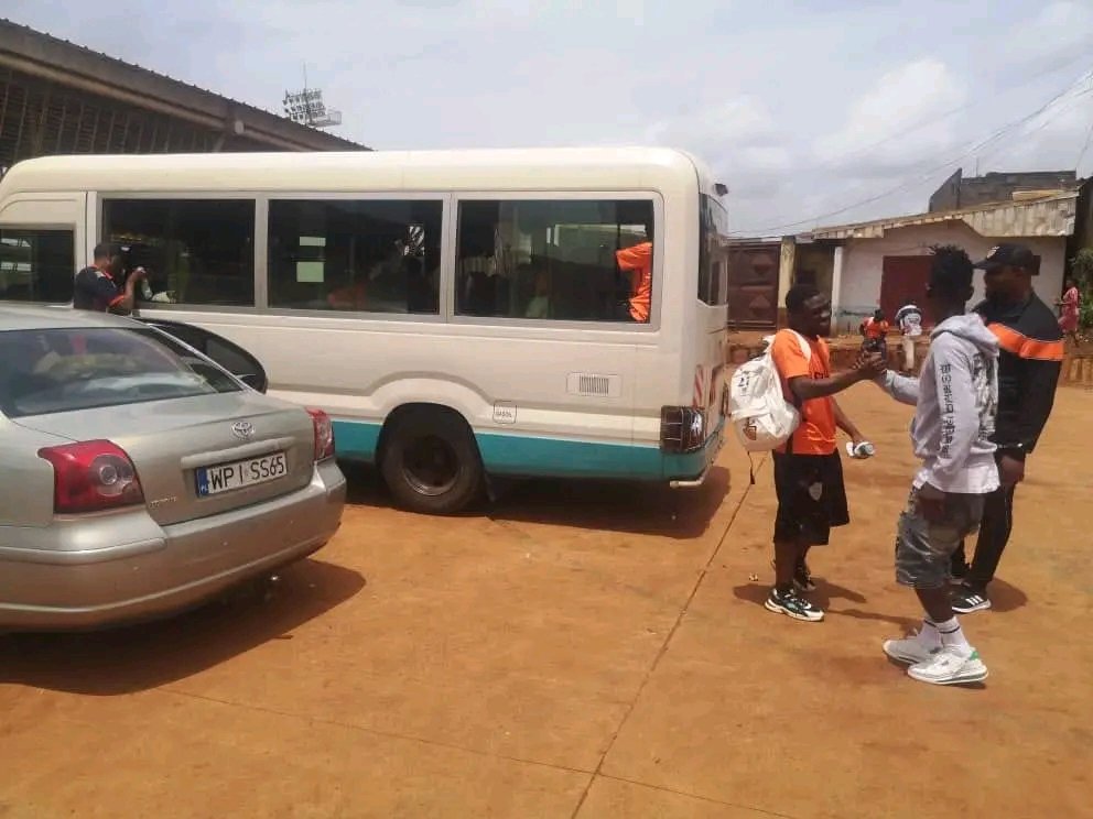 🔴 Prévue à 14h au Stade de Bamendzi, la rencontre entre Dragon FC de Yaoundé et Rizière du Noun n'a toujours pas débuté car le stade est inaccessible. Un problème administratif lié à l'organisation de la compétition serait à l'origine de cette situation qui pourrait conduire à