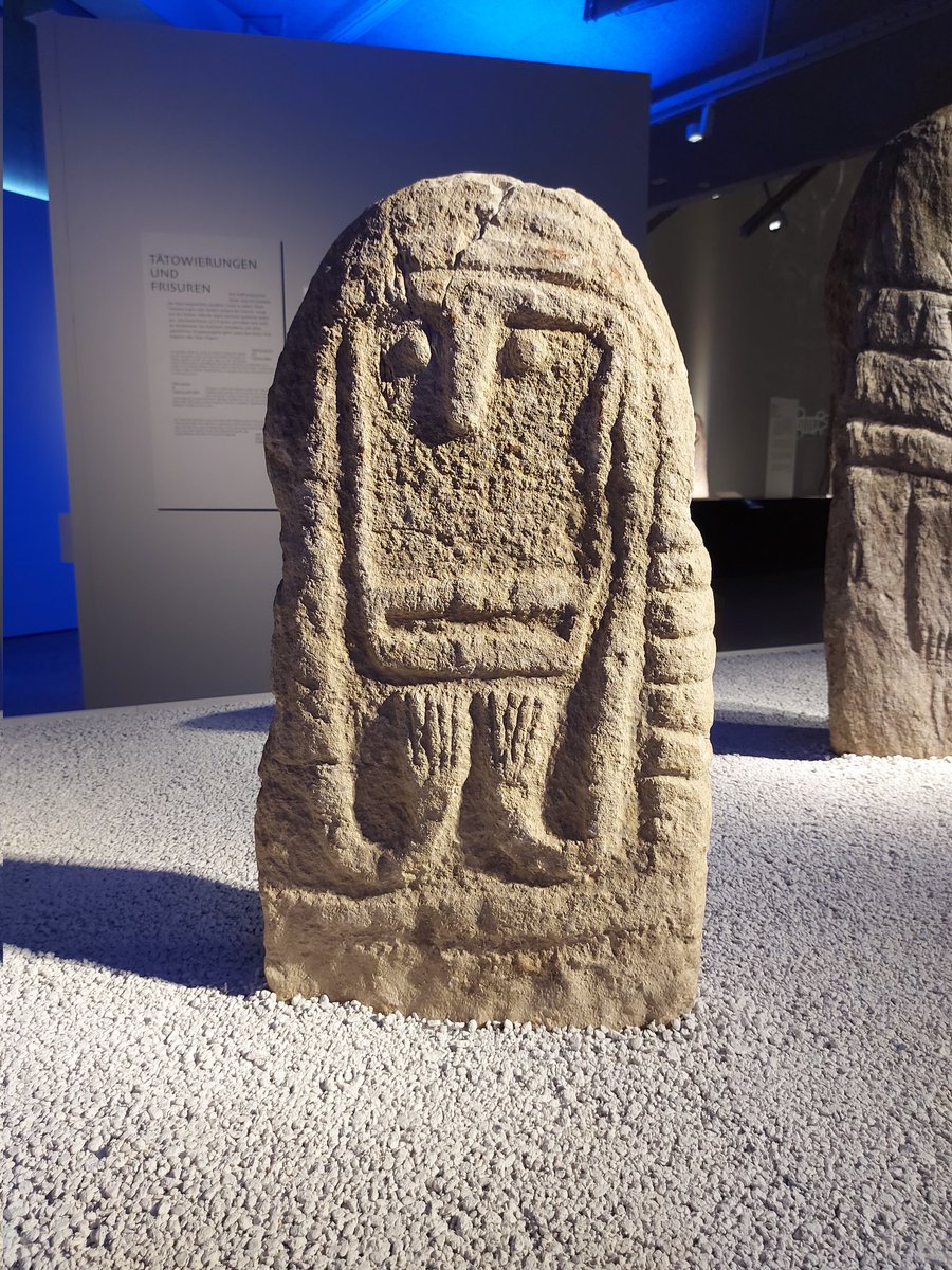 #StandingStoneSunday a #Neolithic human-shaped stela with a necklace and a belt, carved in limestone. Found in Montagnac, #France. Dating 3200-2400 BC. 
In the late neolithic period, several cultures living....1/2