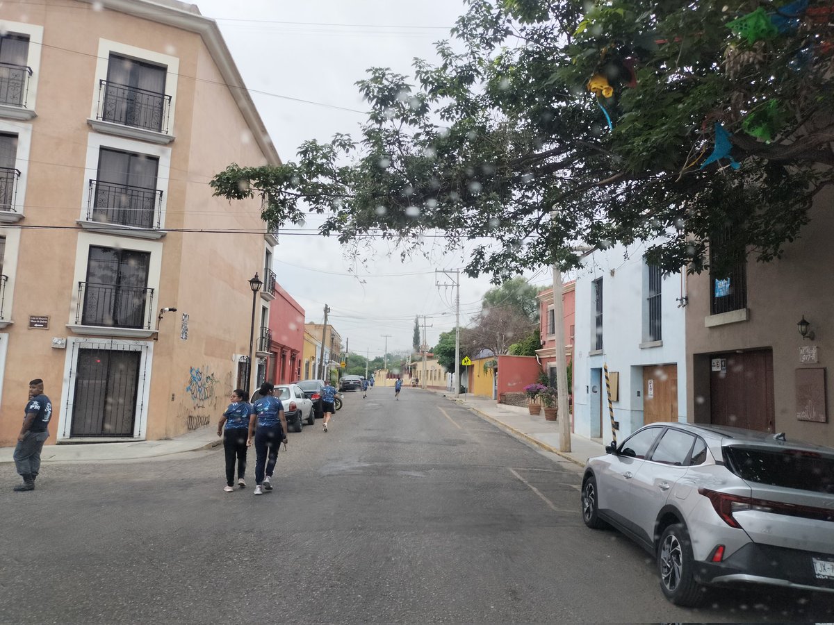 #RivacVial Carrera atlética de 5km bajando sobre Macedonio Alcalá #precaucion conductores #Oaxaca Carrera de 10 km continúa sobre la carretera al Cerro del Fortín #Oaxaca