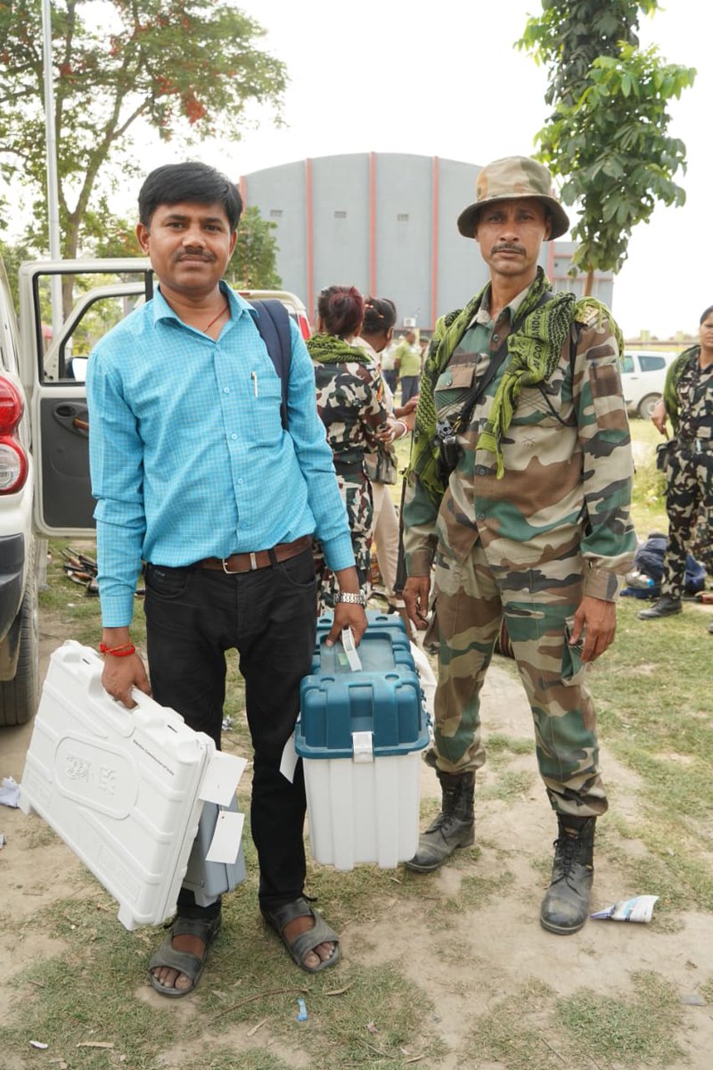 #PollsWithAkashvani || Bihar: Polling personnel and security forces jawans are leaving for their respective polling stations with EVMs and election-related materials in Sitamarhi. Report: Rajesh Kumar #LokSabhaElections2024 | #GeneralElections2024