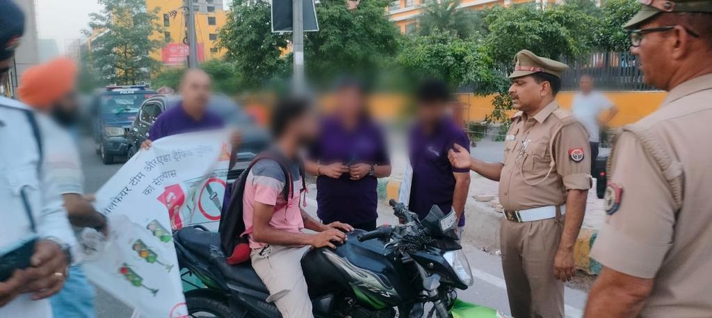 Noida Traffic Police (@noidatraffic) on Twitter photo .@noidatraffic рджреНрд╡рд╛рд░рд╛ <a href="/Noida7x/">Noida рдХреА 7X Welfare рдЯреАрдо</a> рд╡ рдЯреНрд░реИрдлрд┐рдХ рд╡рд╛рд▓реЗрдВрдЯрд┐рдпрд░ рдХреЗ рд╕рд╣рдпреЛрдЧ рд╕реЗ рд╕реЗрдХреНрдЯрд░тАУ50 рдореЗрдЯреНрд░реЛ рд╕реНрдЯреЗрд╢рди рдкрд░ рдЬрдитАУрд╕рд╛рдорд╛рдиреНрдп рдХреЛ #рд╕рдбрд╝рдХ_рд╕реБрд░рдХреНрд╖рд╛_рдЬреАрд╡рди_рд░рдХреНрд╖рд╛ рдХреЗ рд╡рд┐рд╖рдп рдПрд╡рдВ рдпрд╛рддрд╛рдпрд╛рдд рдирд┐рдпрдореЛрдВ/рд╕рдВрдХреЗрддреЛрдВ рдХреЗ рдкреНрд░рддрд┐ рдЬрд╛рдЧрд░реВрдХ рдХрд┐рдпрд╛ рд╕рд╛рде рд╣реА рдпрд╛рддрд╛рдпрд╛рдд рдирд┐рдпрдореЛрдВ рдХрд╛ рдЙрд▓реНрд▓рдВрдШрди рдХрд░рдиреЗ рд╡рд╛рд▓реЛ рдХреЗ рд╡рд┐рд░реБрджреНрдз рдирд┐рдпрдорд╛рдиреБрд╕рд╛рд░ рдЖрд╡рд╢реНрдпрдХ рдХрд╛рд░реНрдпрд╡рд╛рд╣реА рдХреА рдЧрдИред .@noidatraffic рджреНрд╡рд╛рд░рд╛ <a href="/Noida7x/">Noida рдХреА 7X Welfare рдЯреАрдо</a> рд╡ рдЯреНрд░реИрдлрд┐рдХ рд╡рд╛рд▓реЗрдВрдЯрд┐рдпрд░ рдХреЗ рд╕рд╣рдпреЛрдЧ рд╕реЗ рд╕реЗрдХреНрдЯрд░тАУ50 рдореЗрдЯреНрд░реЛ рд╕реНрдЯреЗрд╢рди рдкрд░ рдЬрдитАУрд╕рд╛рдорд╛рдиреНрдп рдХреЛ #рд╕рдбрд╝рдХ_рд╕реБрд░рдХреНрд╖рд╛_рдЬреАрд╡рди_рд░рдХреНрд╖рд╛ рдХреЗ рд╡рд┐рд╖рдп рдПрд╡рдВ рдпрд╛рддрд╛рдпрд╛рдд рдирд┐рдпрдореЛрдВ/рд╕рдВрдХреЗрддреЛрдВ рдХреЗ рдкреНрд░рддрд┐ рдЬрд╛рдЧрд░реВрдХ рдХрд┐рдпрд╛ рд╕рд╛рде рд╣реА рдпрд╛рддрд╛рдпрд╛рдд рдирд┐рдпрдореЛрдВ рдХрд╛ рдЙрд▓реНрд▓рдВрдШрди рдХрд░рдиреЗ рд╡рд╛рд▓реЛ рдХреЗ рд╡рд┐рд░реБрджреНрдз рдирд┐рдпрдорд╛рдиреБрд╕рд╛рд░ рдЖрд╡рд╢реНрдпрдХ рдХрд╛рд░реНрдпрд╡рд╛рд╣реА рдХреА рдЧрдИред