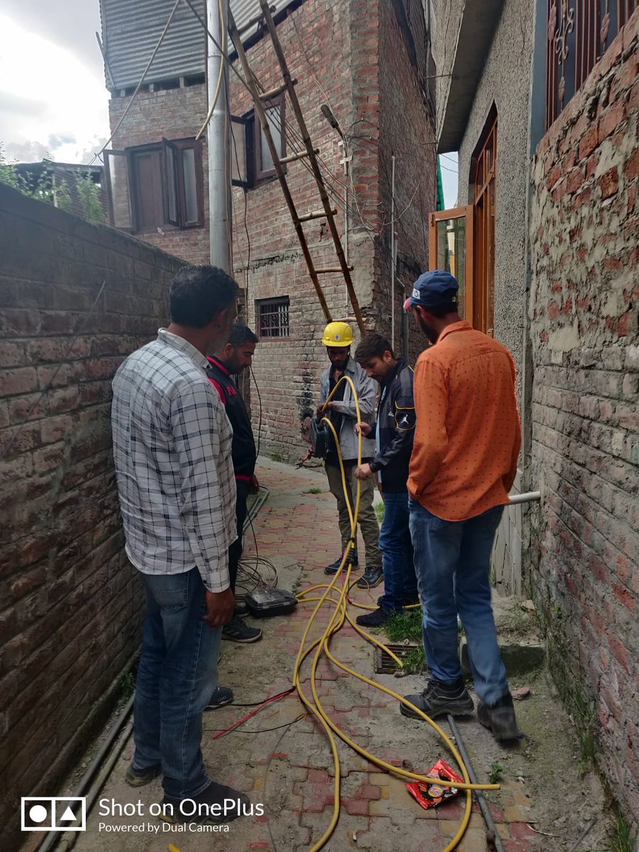 Shifting of consumers from bare conductor to LT-AB cable is under progress at 📍Qamarwari, #ESD📍Watalkadal, Srinagar! This shall significantly bring down losses & help provide reliable power supply: Er. Lateef A. Parray, SDO. @diprjk @OfficeOfLGJandK @MinOfPower