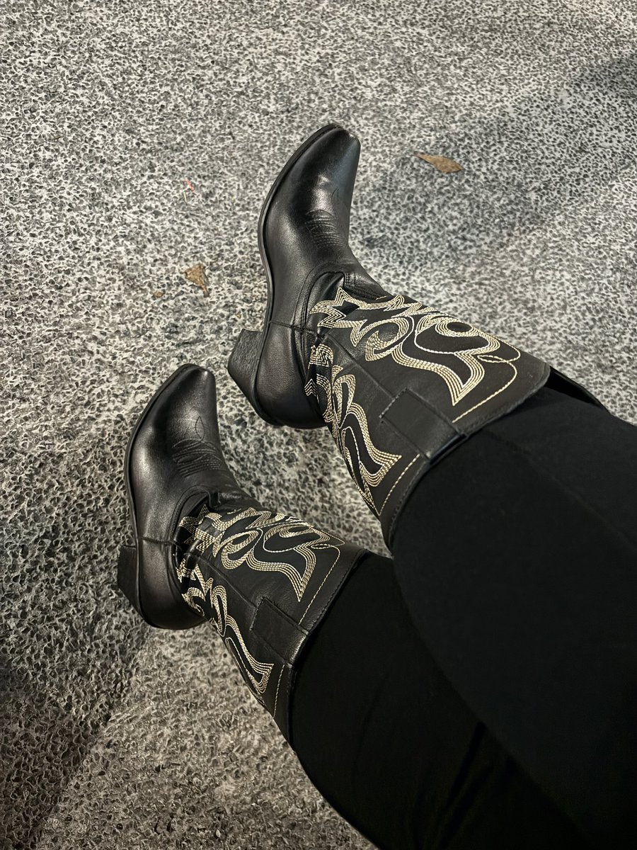 #boots #boot #bootseason #iloveboots #bootlovers #bootlove #thesebootsaremadeforwalking #bootqueen #selfie #selfiequeen #fashionista #bootqueendebrasg