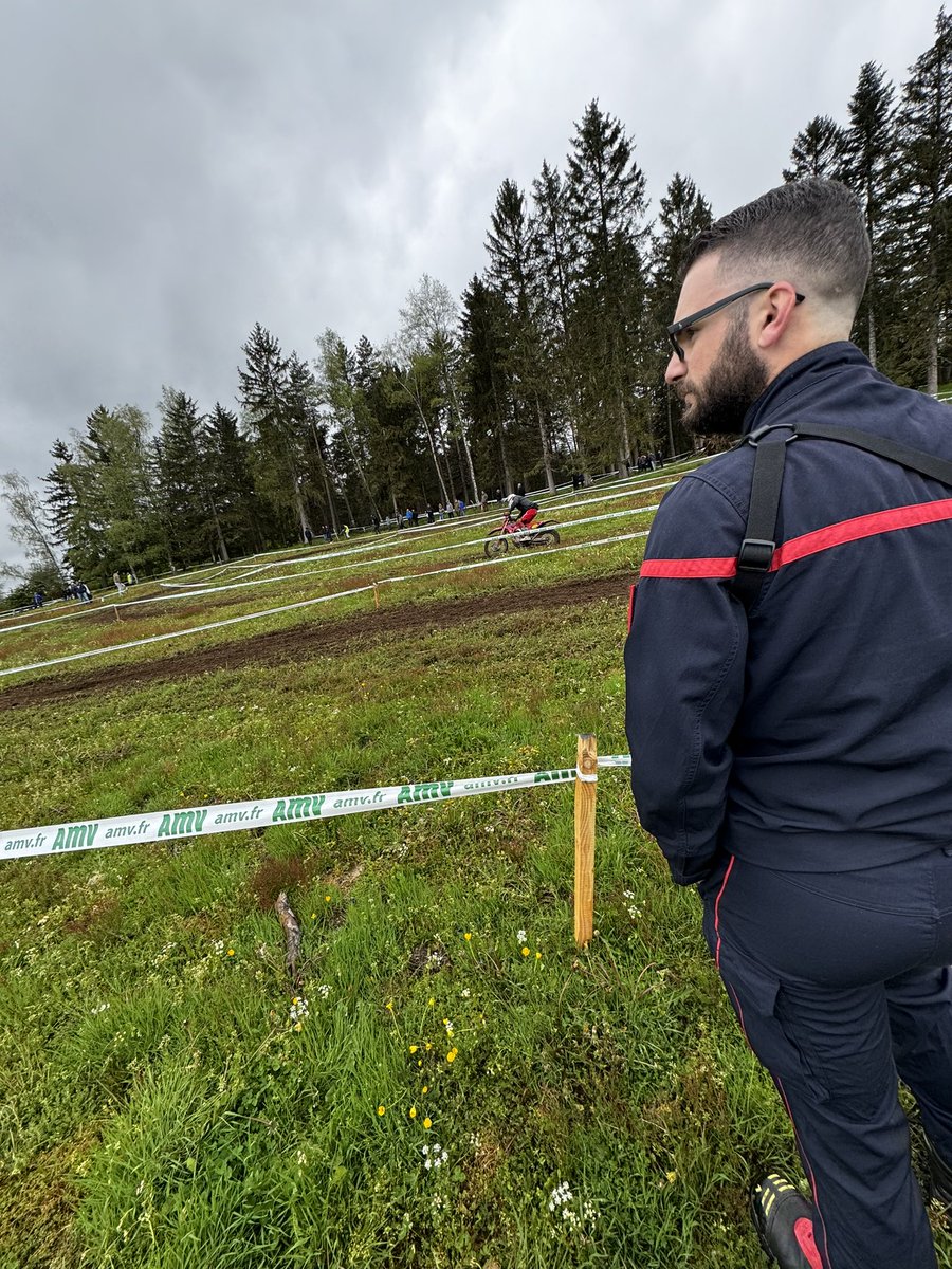 [Trèfle Lozérien 🍀]

Ce samedi 18 mai, 2 spéciales du Trèfle Lozérien AMV avaient lieu sur le secteur de Saint-Chély.
Les SPde Saint-Chély étaient donc mobilisés pour assurer la sécurité sur la spéciale de la Bessière, et les SP d'Aumont à la Rouèyre. 🏍️

#pompier #sapeurpompier