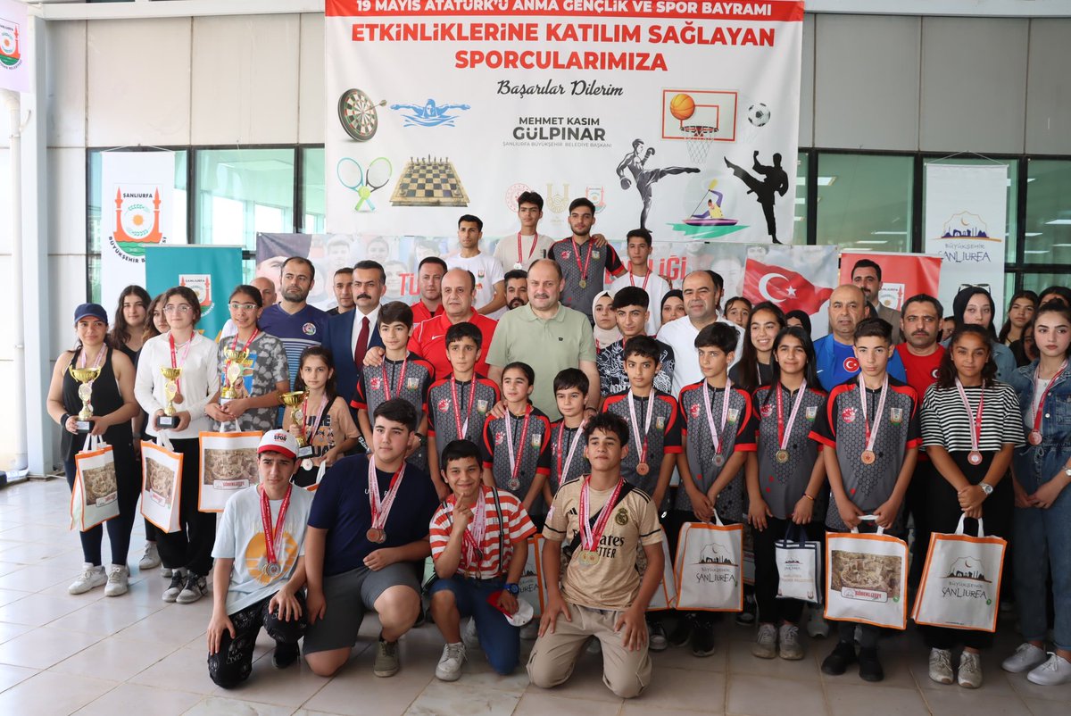 "Spor, Kültür ve Sanat'ın tüm alanlarında faaliyet gösteren tüm gençlerimizin yanındayız."

Şanlıurfa Büyükşehir Belediye Başkanı Sn. Mehmet Kasım Gülpınar ve Gençlik ve Spor il Müdürü Halil Eren ile birlikte; 19 Mayıs Atatürk'ü Anma, Gençlik ve Spor Bayramı  etkinlikleri