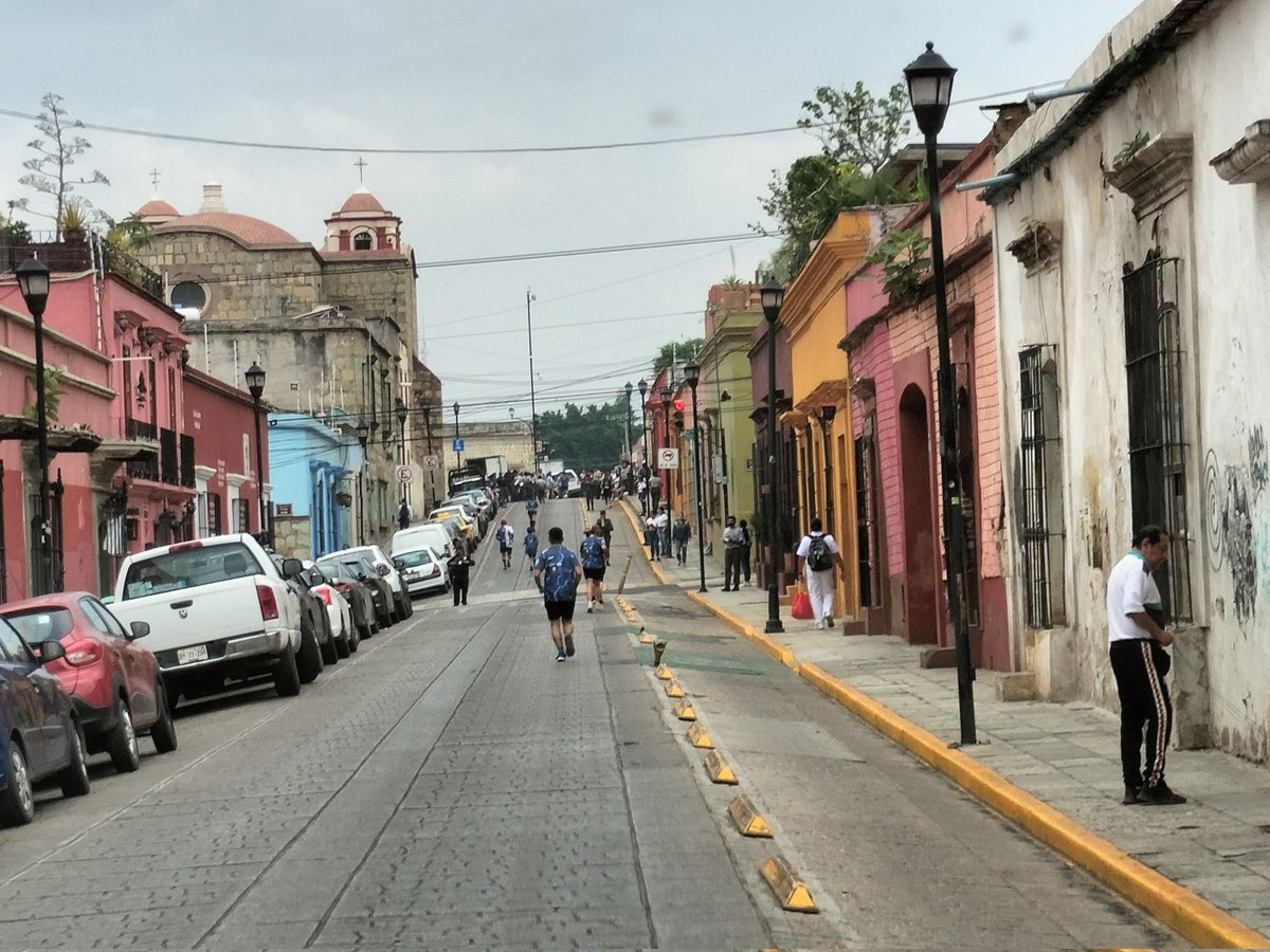 #RivacVial Carrera atlética sobre la calle de Morelos #precaucion conductores #Oaxaca