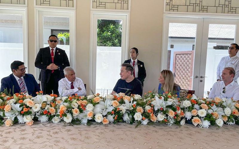 I met @elonmusk today during my official visit to Indonesia for the 10th World Water Forum. He was there to launch the Starlink satellite internet service, aimed at providing internet connectivity to remote areas in Indonesia. We had a fruitful discussion on a variety of