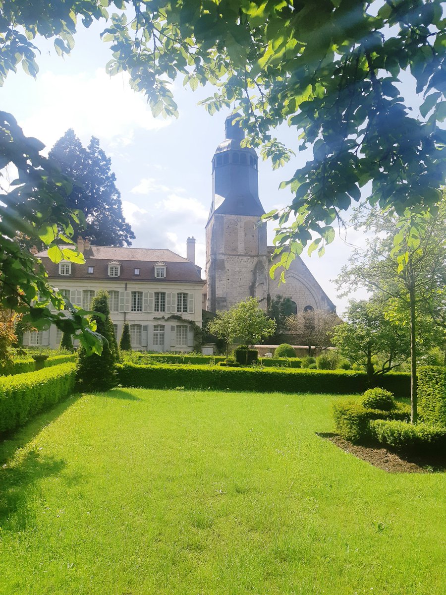 Le Perche en Eure-et-Loir. Le Collège royal et militaire de Thiron-Gardais restauré par @bernstephane. Un havre de paix🌺 #MagnifiqueFrance