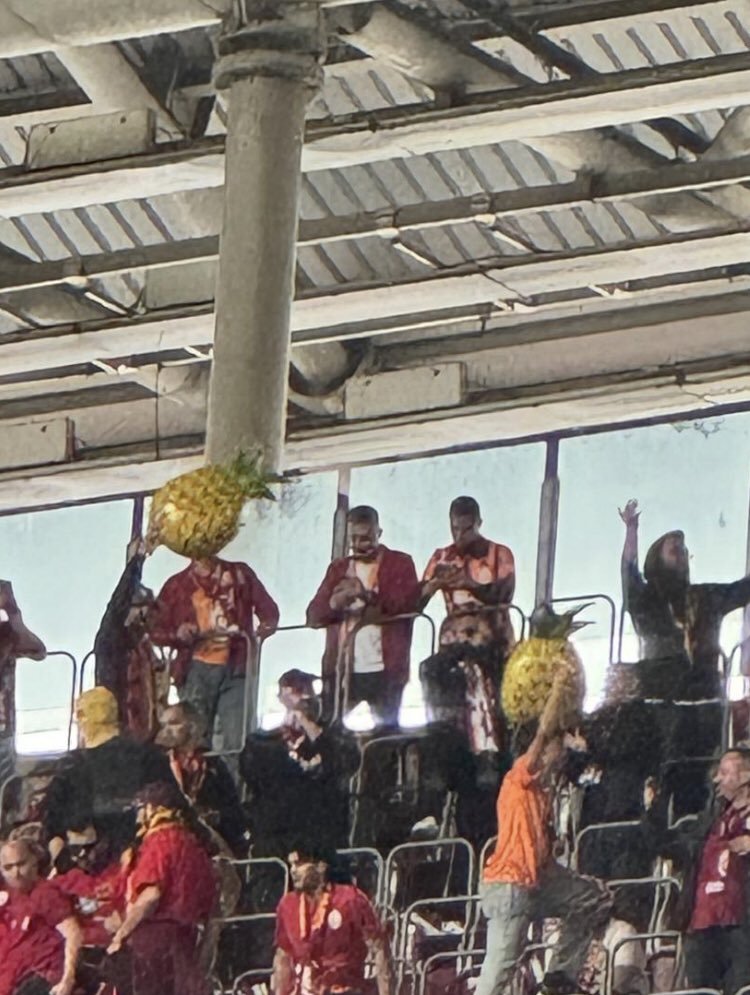 🍍 Bazı Galatasaray taraftarları, ananas şeklinde balonlarla stada geldi.