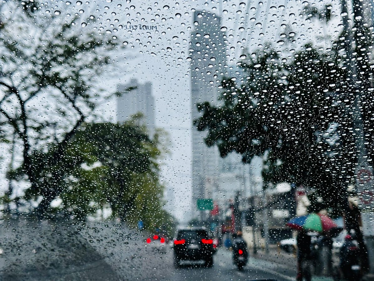 beloncio's tweet photo. Manila rain! Yay! #iloveitwhenitrains #rainyseason https://t.co/bly0p0vIJc