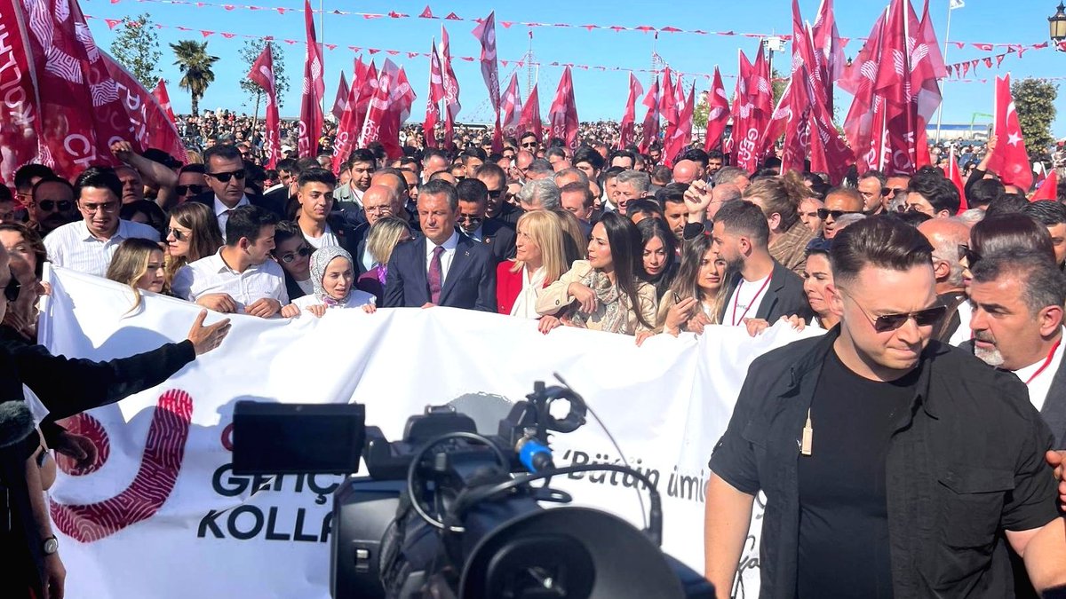 Bağımsızlık ve özgürlüğün temellerinin atıldığı bugünde; Genel Başkanımız Sayın Özgür Özel, Milletvekili arkadaşlarımız, Örgütümüz ve yurttaşlarımızla birlikte Samsun’da 19 Mayıs kutlamalarına katıldık.