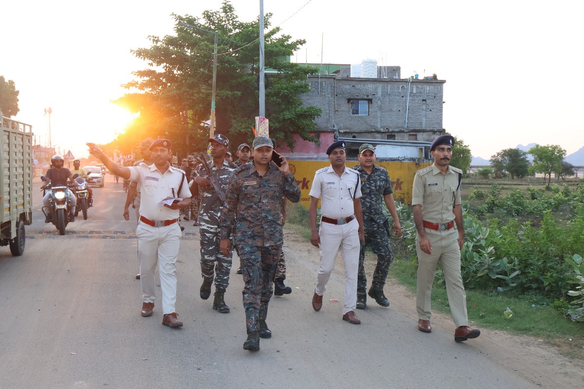 In view of upcoming simultaneous General Election 2024 , a flag march conducted with SP ,Boudh, SDPO, Boudh along with BSF ,CRPF and District Police to ensure free and fair election.@odisha_police @DGPOdisha @igpsr