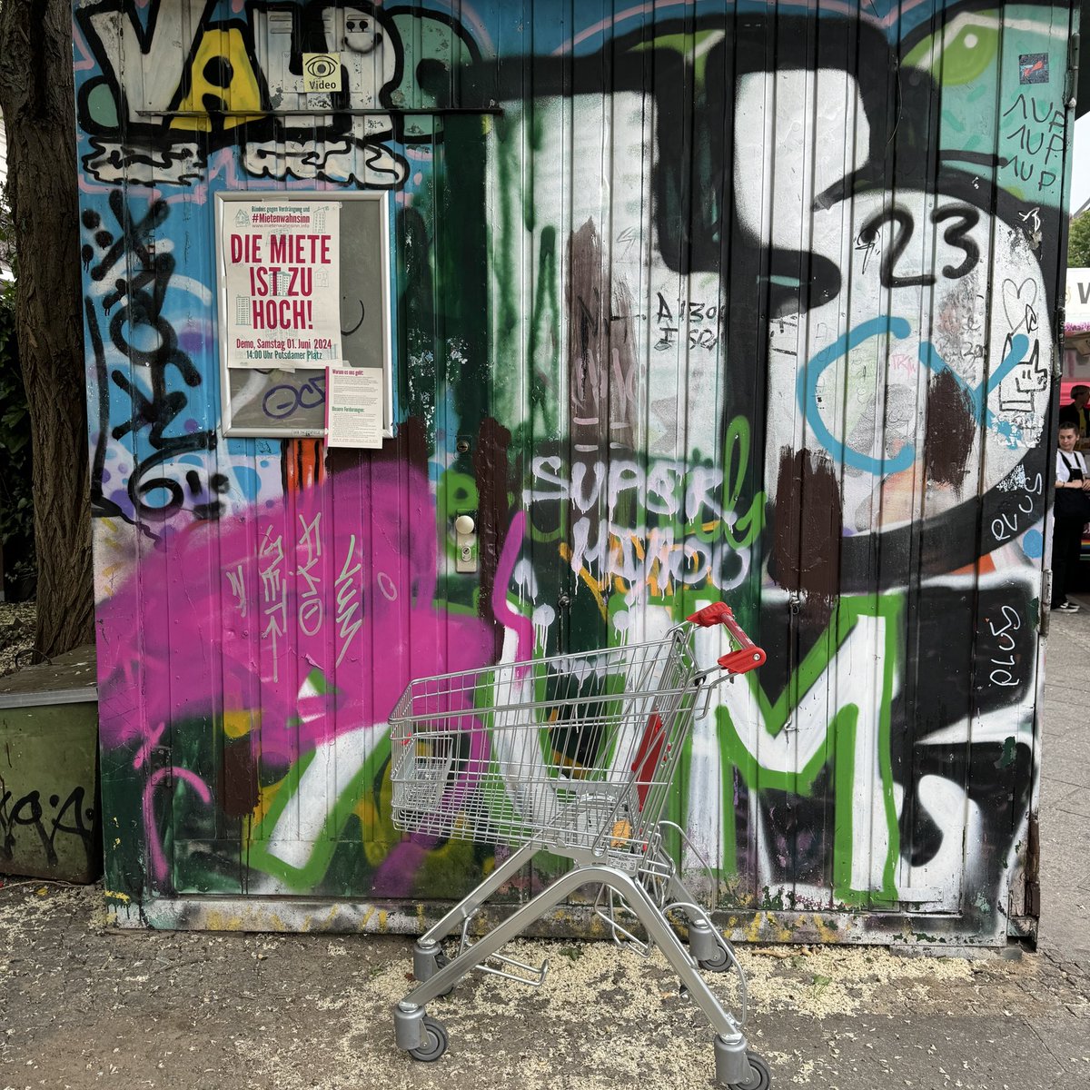 @Wagerlkunst Gerade in #Berlin, beim @Karneval_DK, ein schüchterner #Einkaufswagen, gegen Miete und für Klima in der Hasenheide. #Einkaufswagenkunst ist klimaneutral, formschön, unabhängig und liebt #Caipirinha.