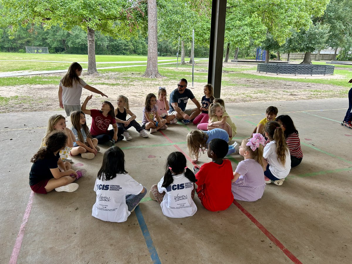 A WatchDOG that’s going to read with us, play UFLI games, GoNoodle with us AND participate in recess?? WIN! @HumbleISD_DWE @HumbleISD  #DWEJOY #dwestrong #bethelight #shineAlight #humbleisdfamily