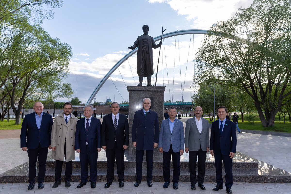 Türkiye Büyük Millet Meclisi Başkanımız @NumanKurtulmus, beraberindeki parlamento heyeti ile Kazakistan’ın başkenti Astana’da Atatürk Parkı’nda bulunan Gazi Mustafa Kemal Atatürk’ün anıtını ziyaret etti ve çelenk bıraktı.  Parlamento heyeti ayrıca park içerisindeki, Türk