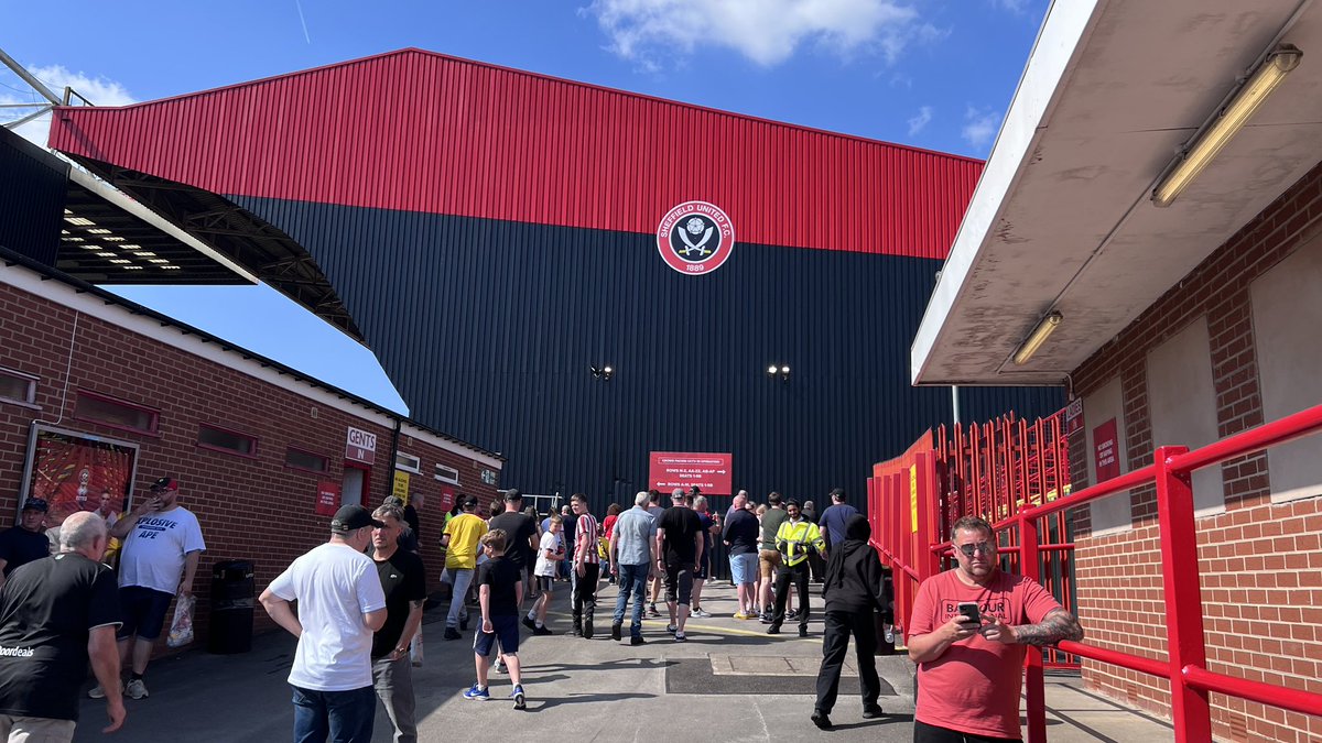 WillyRoberts's tweet image. The final serving of an all-you-can-eat buffet of shite #sufc #twitterblades