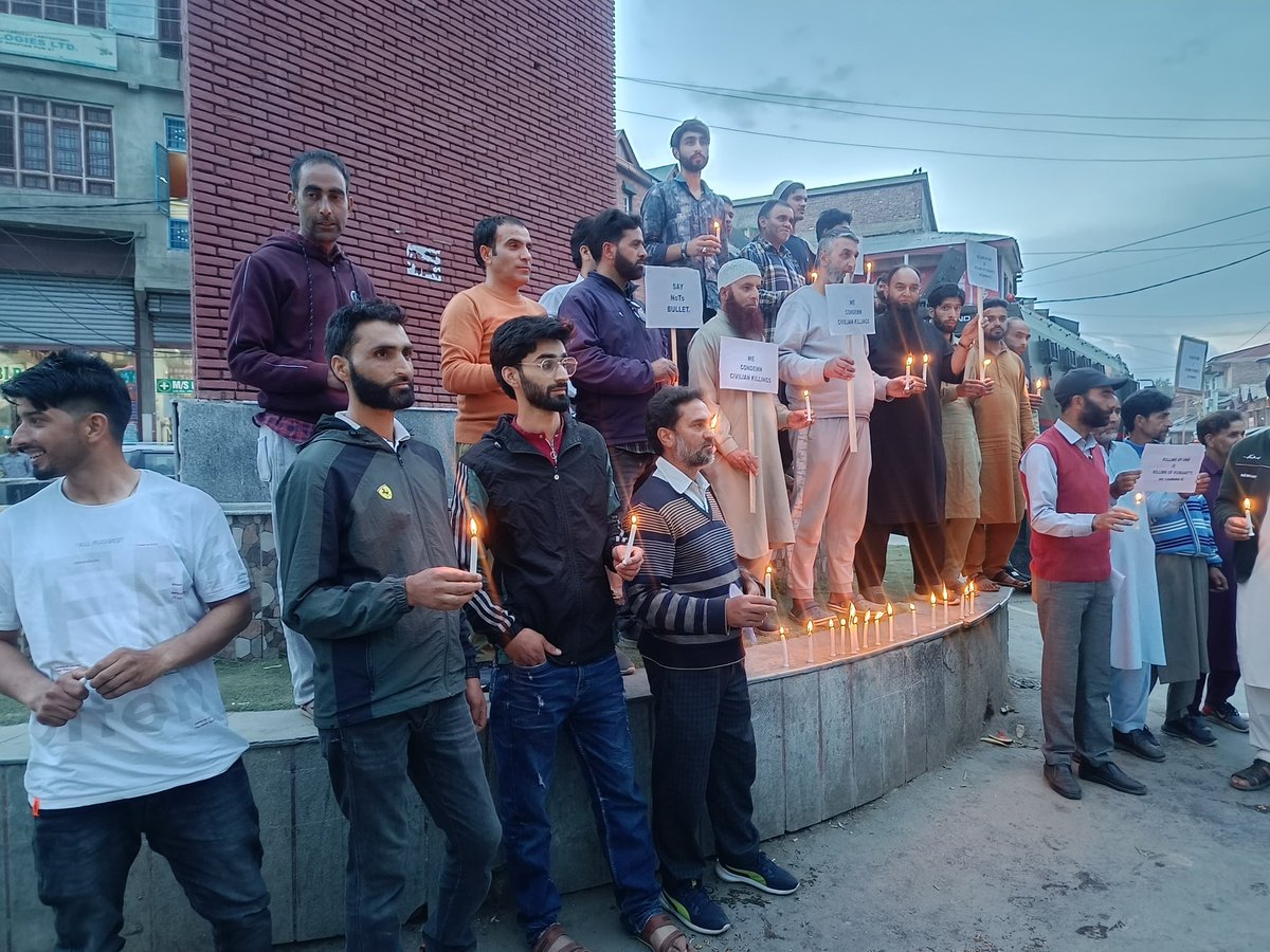 In response to the brutal killing of Aijaz Ahmed Sheikh in terror attack yesterday,locals in Shopian held a candlelight march to protest against the heinous act. A large number of residents participated,condemning the violence. @diprjk @dmshopian @FazLulhaseeb @ddnewsSrinagar