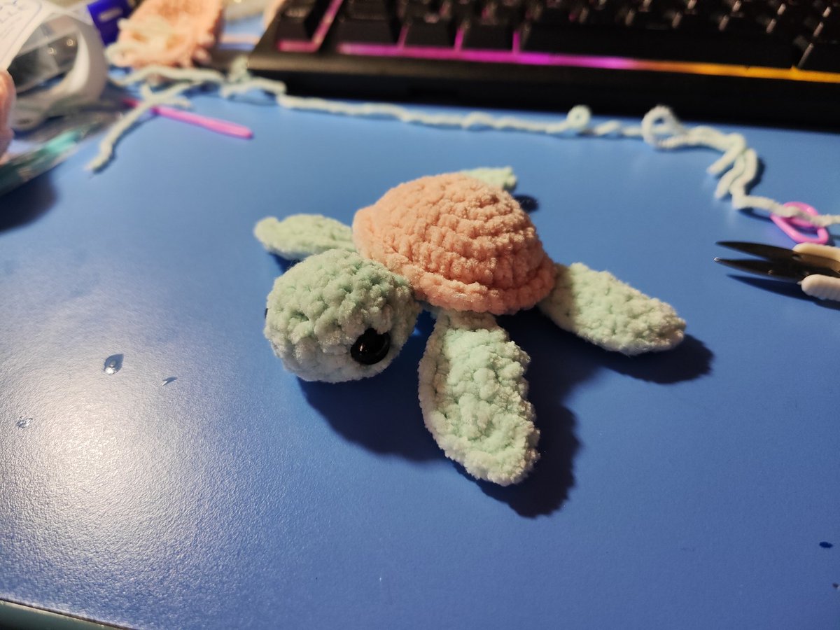 Llevaba mucho sin hacer muñequitos de ganchillo, así que os presento una tortuga.