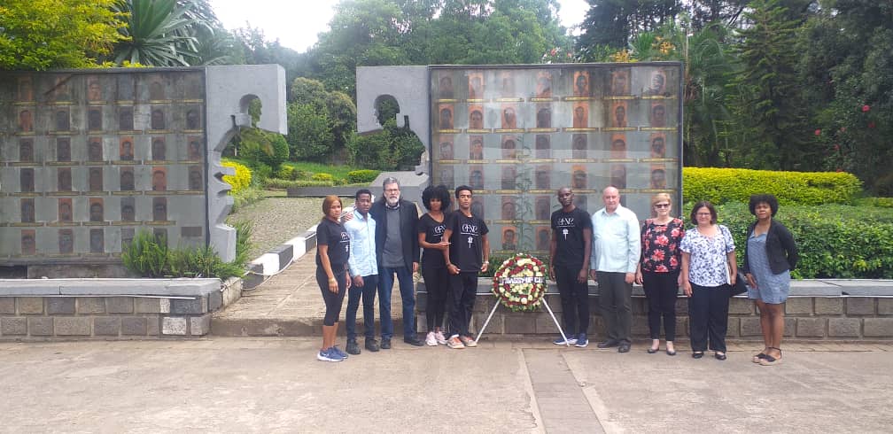 Hoy, en Addis Abeba, fuimos al Parque Memorial de la Amistad Cuba-Etiopía y rendimos homenaje a los 163 cubanos caídos en la guerra del Ogadén. Entre ellos, perdieron la vida siete mujeres cubanas. #TenemosMemoria #CubaViveEnSuHistoria