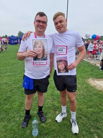 Special day today as the Chryston family came together & took part in the  #RaceforLife in Glasgow in memory of our lovely Rena, who we lost to cancer earlier this year. Well done to everyone who took part! You can donate to Rena's Superstars team here 💙 tinyurl.com/nh2mx7m3