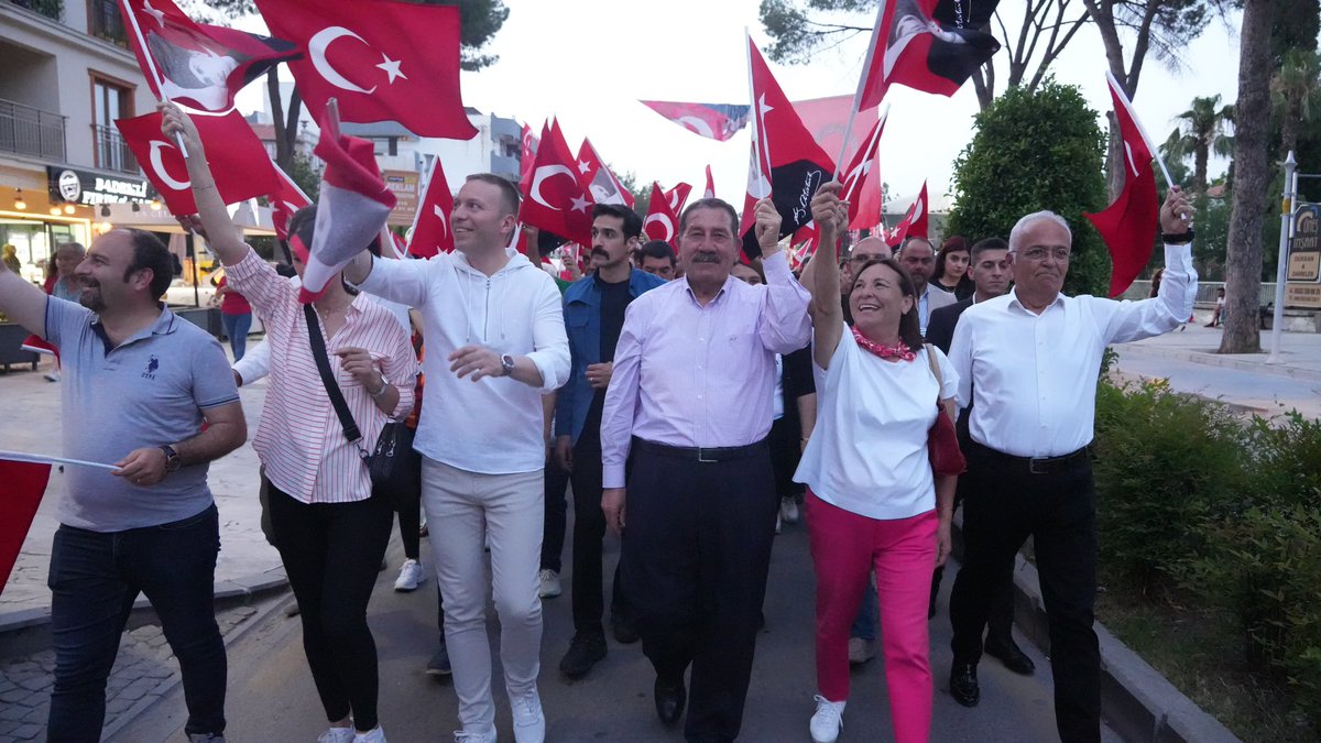🇹🇷19 Mayıs Atatürk'ü Anma Gençlik ve Spor Bayramı kutlamalarımız vatandaşlarımızın yoğun katılım gösterdiği Fener Alayı ve Sakiler konseriyle coşkuyla gerçekleşti.
