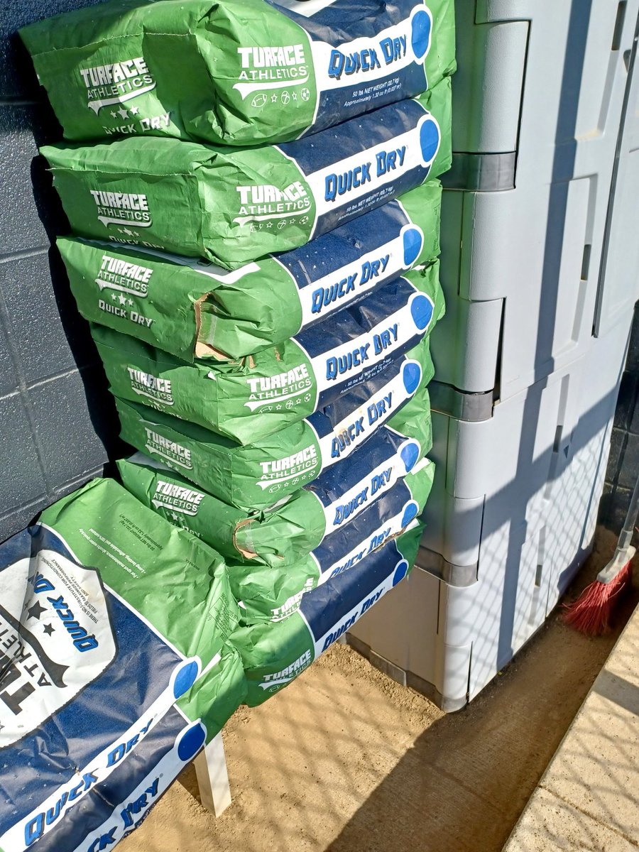 Turfaceproducts's tweet image. 99 problems but the rain isn’t one 😎

#Turface #Quickdry #loadup #DIRTgottaloveit #60yearsstrong