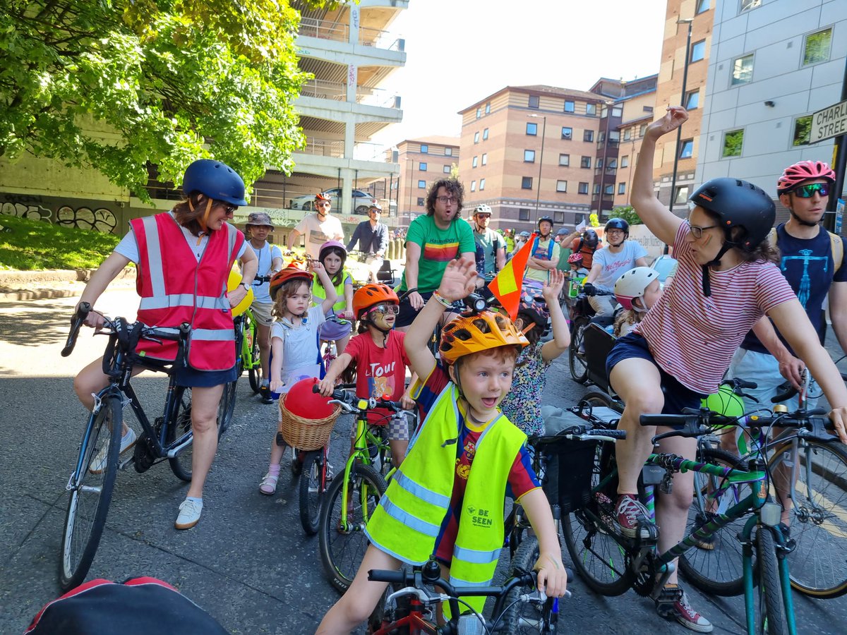 ride_walk's tweet image. A rabble of younger Manley park kids up and ready for the challenge bright and early this morning! 26 adults and children from @mppsch on bikes, toddler seats, trailers and cargos on their way to @Kidicalmassmcr. They all did so well!