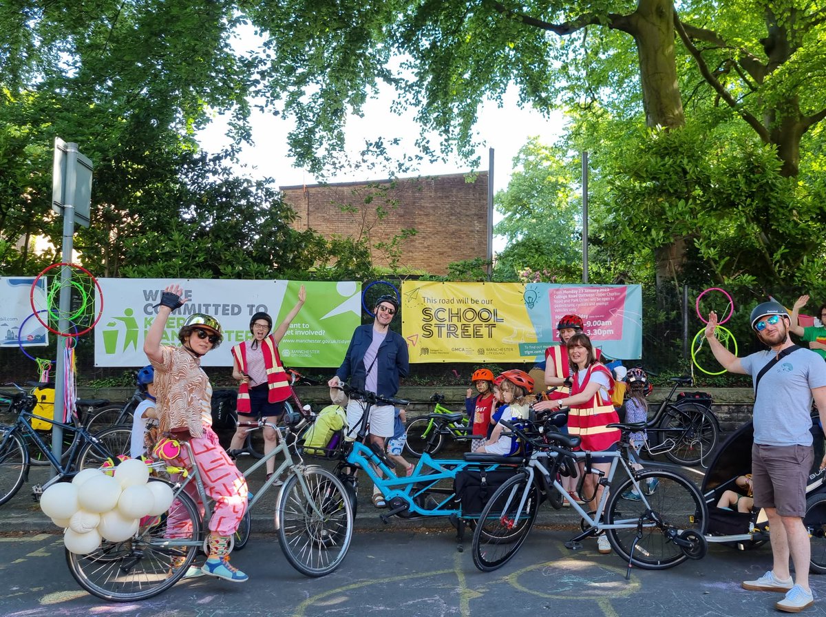 ride_walk's tweet image. A rabble of younger Manley park kids up and ready for the challenge bright and early this morning! 26 adults and children from @mppsch on bikes, toddler seats, trailers and cargos on their way to @Kidicalmassmcr. They all did so well!
