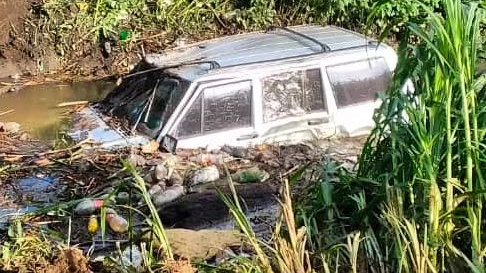 Un ciudadano aún por identificar, logro salir con vida luego de que volcara su vehículo y cayera hacia la canal del sector Cari Cari cuando transitaba por la Autopista Regional del Centro (ARC), tramo Aragua. #19May #Sucesos