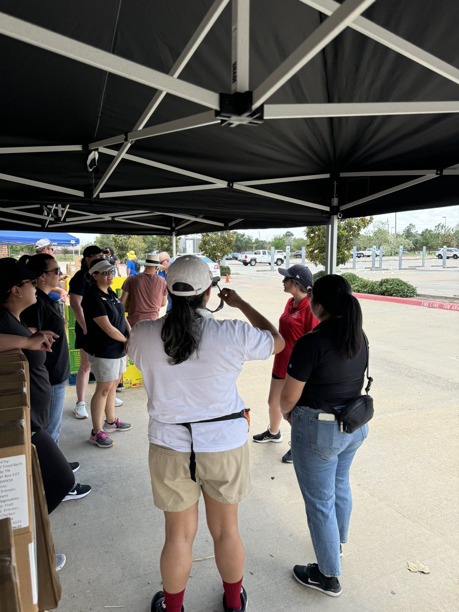 We are now open at Weekley Community Center ready to serve all #HCPrecinct4 residents.#hounews We have the following items below 👇 ✅Ice ✅Water ✅Food 📍8440 Greenhouse Rd