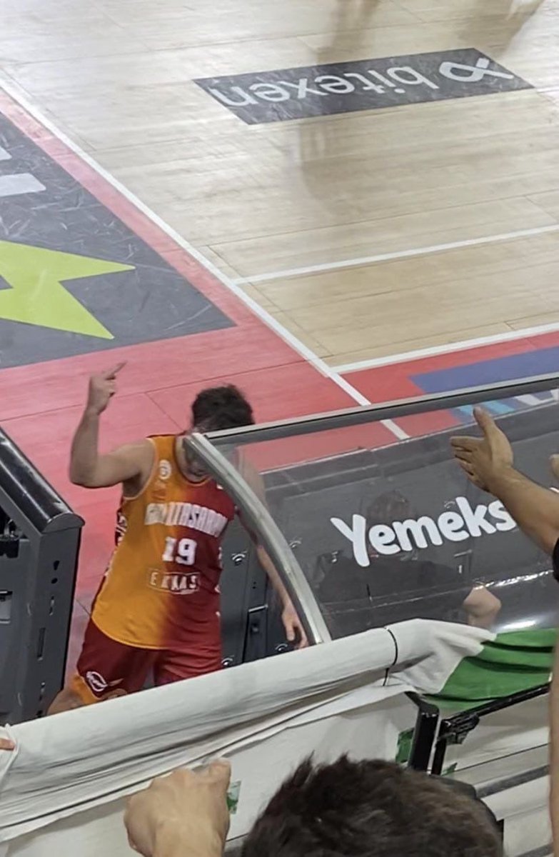 19 Mayıs Gençlik ve Spor Bayramına yakışmayacak bir görüntü. Atamın sevdiği zeki, çevik ve ahlaklı sporcuları parkelerde görmek isteriz.