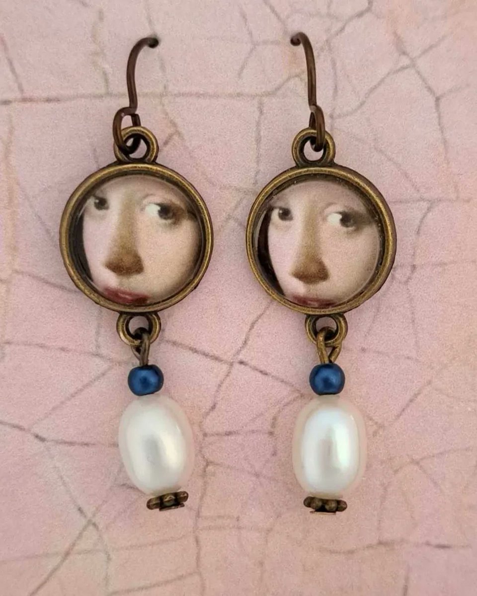 Beautiful #Vemeer #girlwithapearlearring #earrings 
Very elegant antique bronze cabochon with fresh water pearl and only £12 + postage!
etsy.com/uk/listing/170…

#HandmadeHour #UkCraftersHour
#UKHashtags #bizbubble #giftideas #shopsmall #UKGiftHour #smallbiz